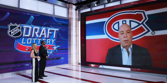 کنت هیوز، مدیر کل Montreal Canadiens، پس از اینکه در 10 مه 2022 در استودیوی شبکه NHL در Secaucus، نیوجرسی، در قرعهکشی پیشنویس NHL 2021 به او برنده شد، مصاحبه میشود.