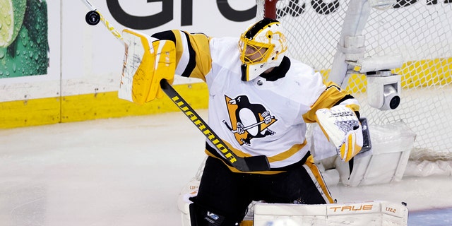 حارس Pittsburgh Penguins Casey DeSmith يصدي ضد نيويورك رينجرز في الوقت الإضافي من المباراة 1 من سلسلة مباريات كأس ستانلي للهوكي NHL في الجولة الأولى ، الثلاثاء 3 مايو 2022 في نيويورك. 