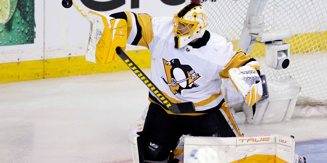 Penguins goalie Casey DeSmith out for playoffs after core surgery