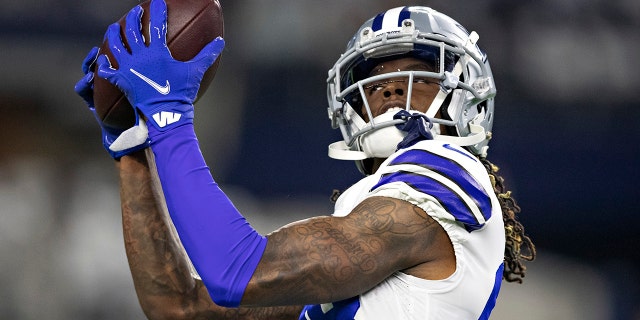 CeeDee Lamb of the Dallas Cowboys warms up before a game against the Washington Football Team on Dec. 26, 2021, en Arlington, Texas.