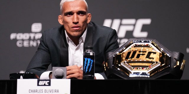 Charles Oliveira du Brésil sur scène lors de la conférence de presse de l'UFC 274 au Arizona Federal Theatre le 5 mai 2022 à Phoenix, Arizona. 