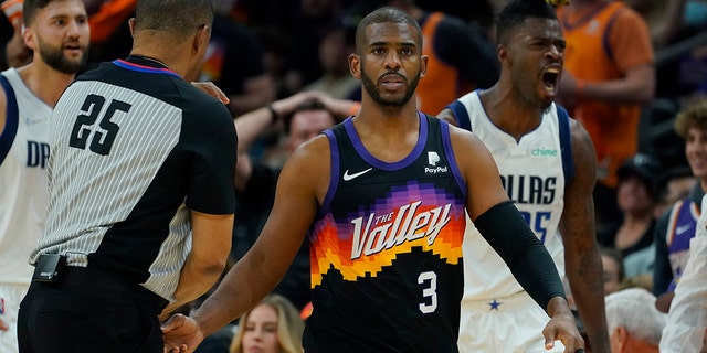Phoenix Suns guard Chris Paul (3) and Dallas Mavericks forward Reggie Bullock, 권리, react after Paul was called for a foul during the first half of Game 2 of an NBA basketball second round playoff series, 수요일, 할 수있다 4, 2022, 피닉스.