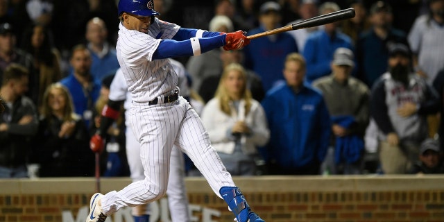 Cubs' Christopher Morel watches his solo home run in his first major league at bat Tuesday, Mei 17, 2022, in Chicago.