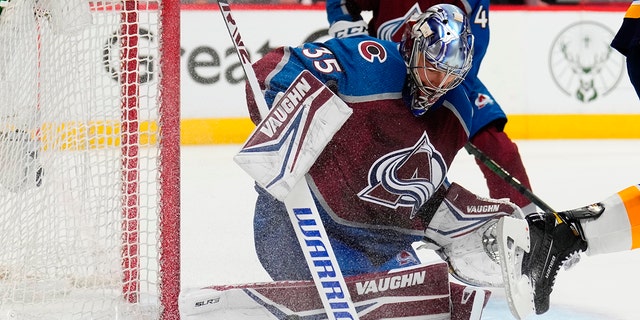 Colorado Avalanche goaltender Darcy Kuemper makes a save against the St. Louis Blues Tuesday, Mei 17, 2022, in Denver.