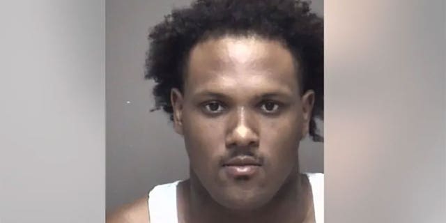 داريوس دانزيل جيلبرت متهم بضرب نائب في مقاطعة جالفستون أثناء القيادة تحت تأثير الكحول خلال العام "الذهاب في عطلة نهاية الاسبوع جيب عاريات."