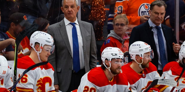 Calgary Flames head coach Darryl Sutter looks on from the bench during the second period of an NHL hockey Stanley Cup second-round playoff series game in Edmonton, Alberta, 星期日, 可能 22, 2022.