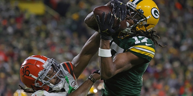 حصل دافانتي آدامز رقم 17 من فريق Green Bay Packers على تمريرة للهبوط أمام MJ Stewart # 36 من Cleveland Browns خلال مباراة في ملعب Lambeau Field في 25 ديسمبر 2021 في Green Bay ، ويسكونسن. هزم الحزمون براون 24-22.