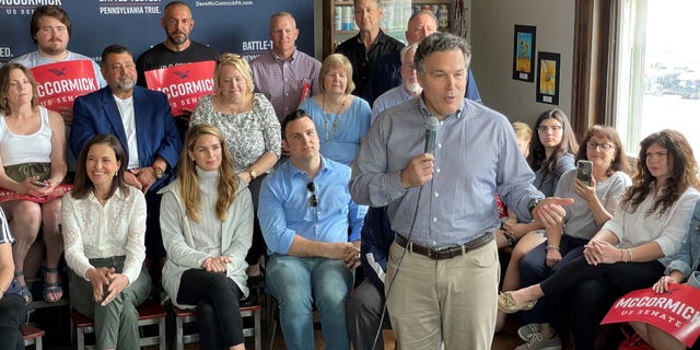 Republican Senate candidate Dave McCormick speaks with supporters on the eve of the Pennsylvania primary at a campaign event in Middletown, Pensilvania, en mayo 16, 2022.