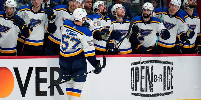 St.. Louis Blues left wing David Perron is congratulated for his goal against the Colorado Avalanche Thursday, Mei 19, 2022, in Denver.