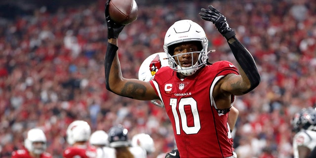 Cardinals' DeAndre Hopkins celebrates after scoring a touchdown against the Houston Texans on Oct. 24, 2021, in Glendale, 애리조나.