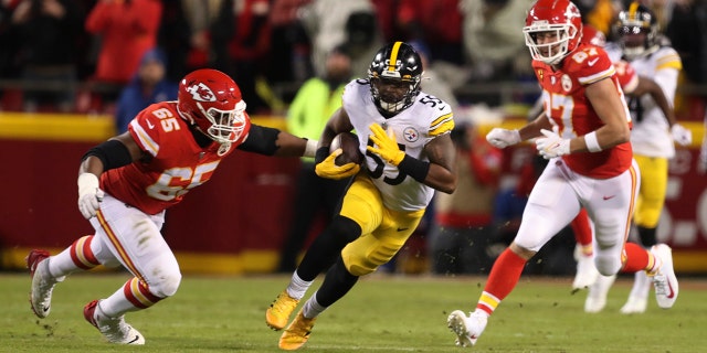 파일 - Pittsburgh Steelers inside linebacker Devin Bush (55) runs from Kansas City Chiefs guard Trey Smith (65) and tight end Travis Kelce (87) after intercepting a pass during the first half of an NFL wild-card playoff football game, 일요일, 1 월. 16, 2022, 캔자스시티에서, 모.
