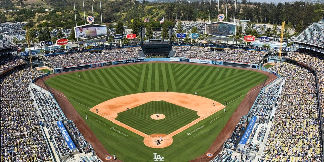 A general stadium view during the fourth inning of a game between the Detroit Tigers and Los Angeles Dodgers against the at Dodger Stadium on May 1, 2022 ロサンゼルスで, カリフォルニア.
