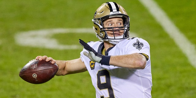 New Orleans Saints quarterback Drew Brees (9) throws the football in action during a game between the Chicago Bears and the New Orleans Saints on November 1st, 2020 at Soldier Stadium, 시카고에서, IL.