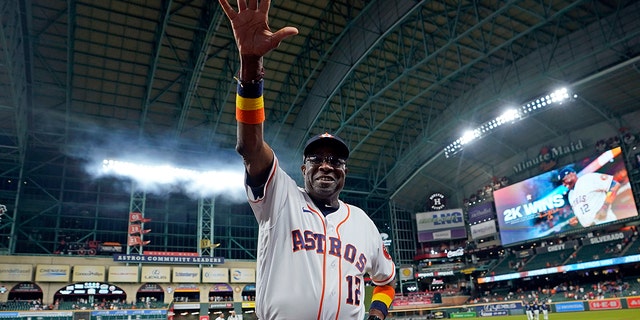 Houston Astros manager Dusty Baker Jr. celebrates after a baseball game against the Seattle Mariners Tuesday, 五月 3, 2022, ヒューストンで. The Astros won 4-0 giving Baker 2,000 career wins. 