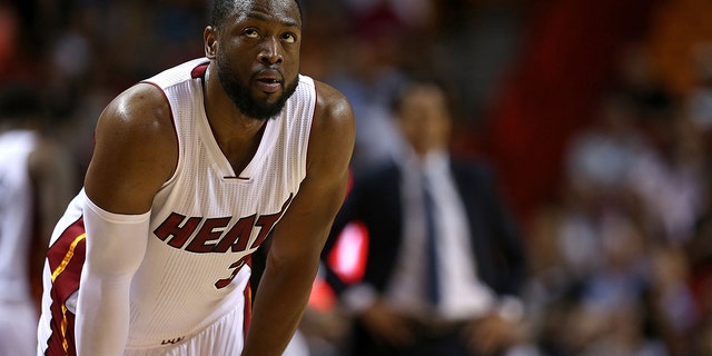 Dwyane Wade #3 of the Miami Heat looks on during a game against the Orlando Magic at American Airlines Arena on April 13, 2015 마이애미, 플로리다.