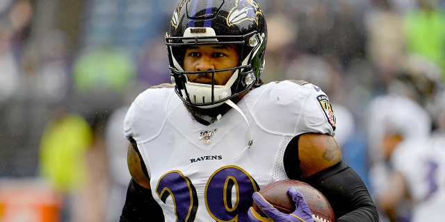 Ex-NFL star Earl Thomas allegedly sent threatening texts to woman about her kids, warrant issued