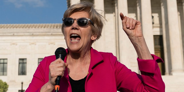 La senadora Elizabeth Warren, demócrata de Massachusetts, habla durante una protesta frente a la Corte Suprema de los Estados Unidos el martes 3 de mayo de 2022 en Washington.  (Foto AP/Alex Brandon)
