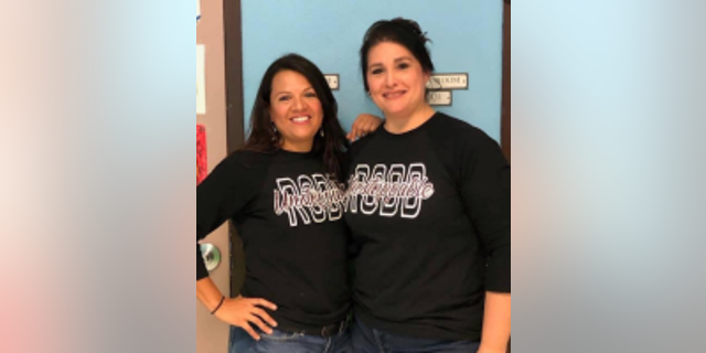 Eva Mireles (links) and Irma Garcia (reg) are pictured together in a photo obtained from social media. Both teachers have been identified as victims of the school shooting at Robb Elementary School in Uvalde, Texas, op Mei 24, 2022.