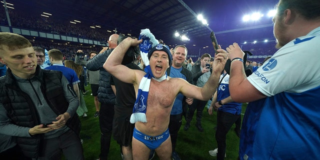 Everton fan celebrates the victory against Christal Palace during the English Premier League soccer match between Everton and Crystal Palace at Goodison Park in Liverpool, Engeland, Donderdag, Mei 19, 2022.