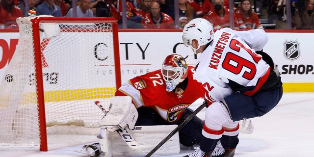 Washington Capitals center Evgeny Kuznetsov (92) scores against Florida Panthers goaltender Sergei Bobrovsky (72) during the third period of Game 1 of an NHL hockey first-round playoff series Tuesday, 五月 3, 2022, in Sunrise, フラ. 