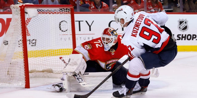 Washington Capitals center Evgeny Kuznetsov (92) scores against Florida Panthers goaltender Sergei Bobrovsky (72) during the third period of Game 1 of an NHL hockey first-round playoff series Tuesday, 五月 3, 2022, in Sunrise, フラ.