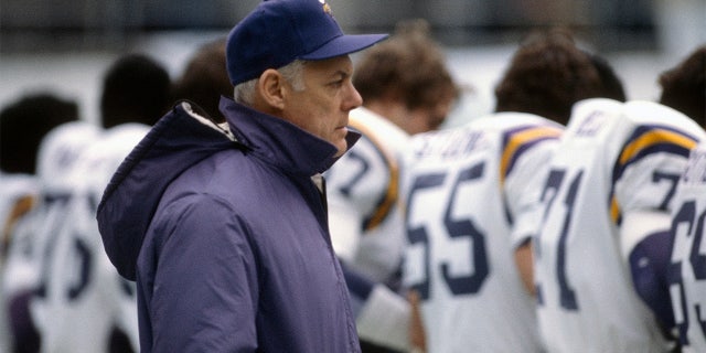 El entrenador en jefe de los Minnesota Vikings, Bud Grant, de pie con su equipo antes del comienzo de un partido de fútbol americano de la NFL alrededor de 1977. 