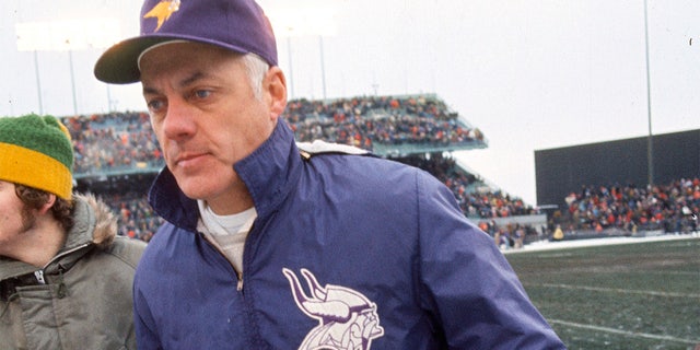 El entrenador en jefe de los Minnesota Vikings, Bud Grant, sale del campo después de un partido de fútbol americano de la NFL alrededor de 1970 en el Estadio Metropolitano de Minneapolis, Minnesota.  Grant fue el entrenador en jefe de los Vikings de 1967 a 1983 y en 1985.