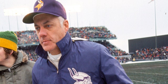 El entrenador en jefe de los Minnesota Vikings, Bud Grant, sale del campo después de un partido de fútbol americano de la NFL alrededor de 1970 en el Estadio Metropolitano de Minneapolis, Minnesota.  Grant fue el entrenador en jefe de los Vikings de 1967 a 1983 y en 1985.