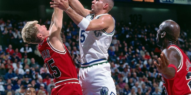 DALLAS, TX – 29 NOVEMBRE: Jason Kidd # 5 des Dallas Mavericks tire le ballon contre Steve Kerr # 25 des Chicago Bulls le 29 novembre 1996 à la Reunion Arena de Dallas, Texas.