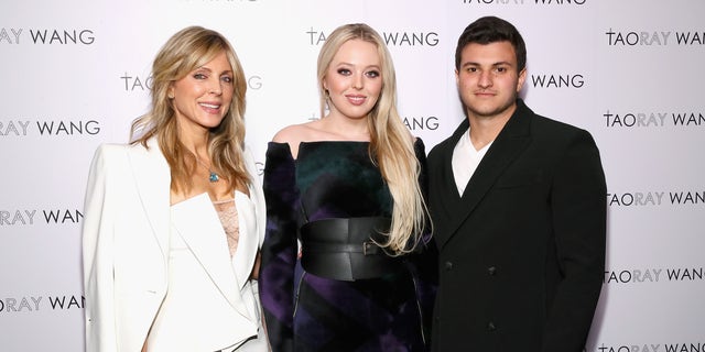Marla Maples, Tiffany Trump e Michael Boulos posam nos bastidores do desfile de moda Taoray Wang durante a New York Fashion Week: The Shows at Gallery II no Spring Studios em 9 de fevereiro de 2019 em Nova York.  