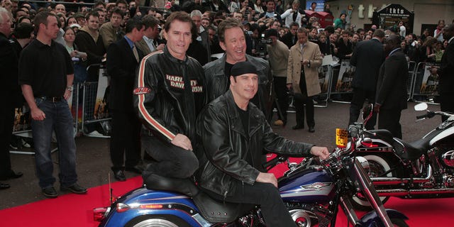 John Travolta jumped on the back of a motorcycle for the 2007 の初演 "Wild Hogs" with Ray Liotta and Tim Allen.