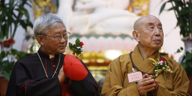 Kardinal Joseph Zen mit dem buddhistischen Meister Sik Kok Kwong bei einem Treffen religiöser Führer am 12. März 2007. (KY Cheng/South China Morning Post via Getty Images)