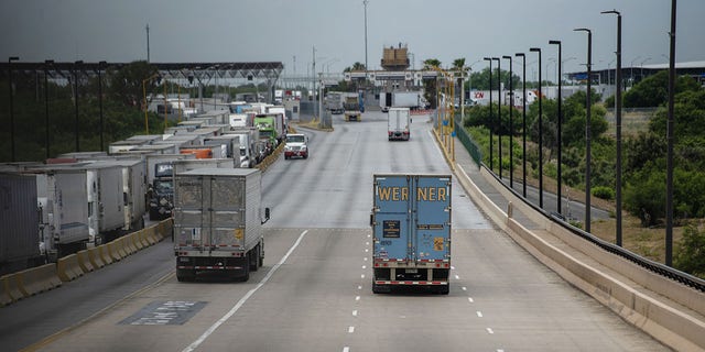Los camiones cruzan el Puente Internacional del Comercio Mundial en Laredo, Texas, el 10 de junio de 2019.