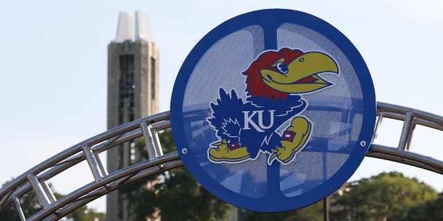صورة لشعار Kansas Jayhawks مع برج Campanile Bell في المسافة قبل مباراة كرة القدم بين Coastal Carolina Chanticleers و Kansas Jayhawks في 7 سبتمبر 2019 في استاد ميموريال في لورانس ، كان.