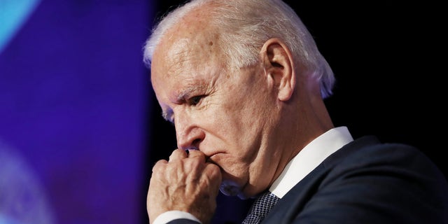 DIE ENGELE, CALIFORNIA - OKTOBER 04: Demokratiese Amerikaanse. presidential candidate and former Vice President Joe Biden pauses while speaking at the SEIU Unions for All Summit on October 4, 2019 in Los Angeles, Kalifornië. Eight Democratic Presidential candidates were scheduled to speak today and tomorrow at the summit. The presidential primary in California will be held on March 3, 2020.   (Photo by Mario Tama/Getty Images)