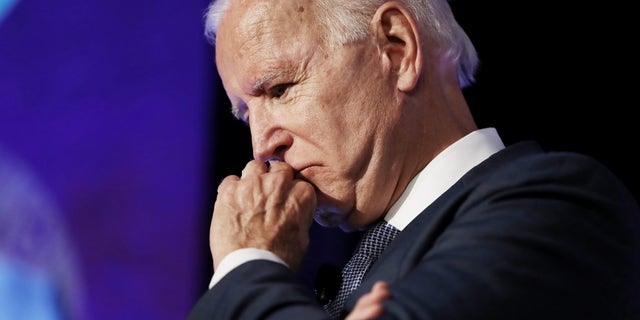 GLI ANGELI, CALIFORNIA - OTTOBRE 04: Stati Uniti democratici. presidential candidate and former Vice President Joe Biden pauses while speaking at the SEIU Unions for All Summit on October 4, 2019 a Los Angeles, California. Eight Democratic Presidential candidates were scheduled to speak today and tomorrow at the summit. The presidential primary in California will be held on March 3, 2020. (Photo by Mario Tama/Getty Images)