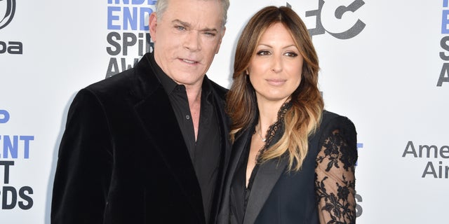 Ray Liotta and Jacy Nittolo attend the 2020 Film Independent Spirit Awards on February 08, 2020 산타 모니카, 캘리포니아.