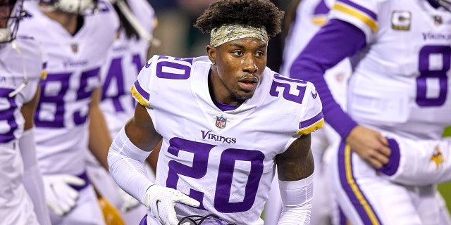 Arizona Cardinals’ Jeff Gladney Dies in Car Accident at Age 25 3 Minnesota Vikings cornerback Jeff Gladney (20) looks on in action during a NFL game between the Minnesota Vikings and the Chicago Bears on November 16, 2020, at Soldier Field, in Chicago, IL.