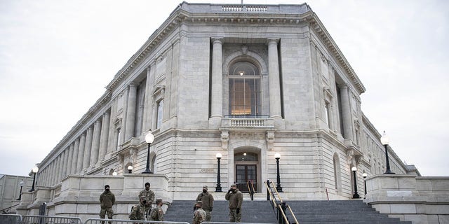 أعضاء من الحرس الوطني يقفون خارج مبنى مكتب كانون هاوس في واشنطن العاصمة ، الولايات المتحدة الأمريكية ، يوم الاثنين 11 يناير 2021. 
