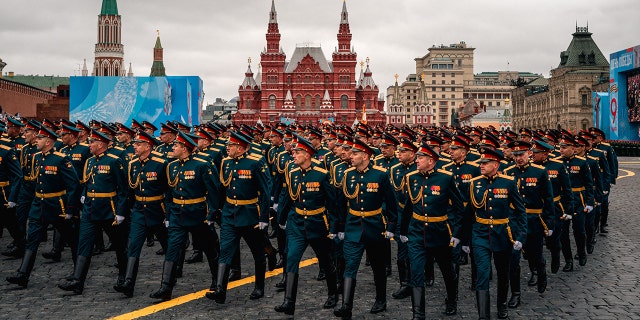 Krievijas karavīri maršē pa Sarkano laukumu Uzvaras dienas militārās parādes laikā Maskavā, 2021. gada 9. maijā (Foto Dimitars Delkovs/AFP) (Foto Dimitars Delkovs/AFP, izmantojot Getty Images)