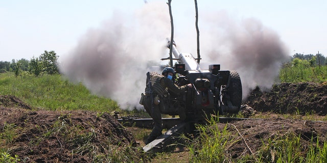 یک سرباز در حین تمرین توپخانه فرماندهی عملیاتی-سرزمینی شرقی گارد ملی اوکراین، منطقه خارکف، شمال شرق اوکراین، یک دوربین هویتزر شلیک می کند.