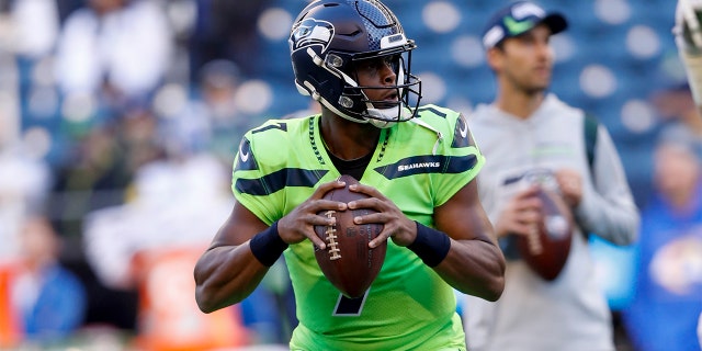 Rozgrywający Seattle Seahawks Geno Smith przed meczem pomiędzy Los Angeles Rams i Seattle Seahawks na Lumen Field 7 października 2021 roku w Seattle.