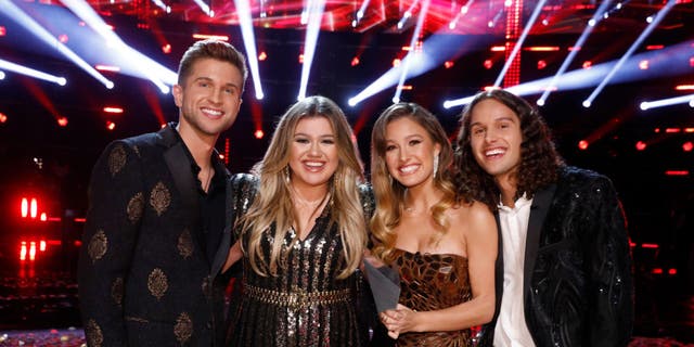 Kelly Clarkson poses with "The Voice" season 21 winners Girl Named Tom