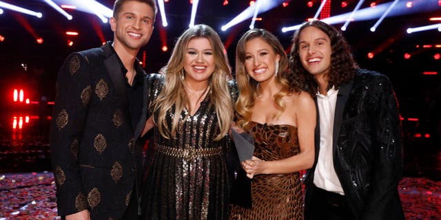 Kelly Clarkson está con "El sonido" Ganadores de la temporada 21 El nombre de la niña es Tom