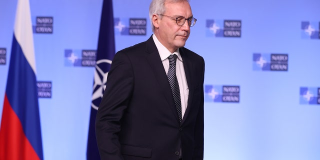 BRUXELLES, BELGIQUE - 12 JANVIER : le vice-ministre russe des Affaires étrangères, Alexander Grushko, assiste au Conseil OTAN-Russie au siège de l'Alliance à Bruxelles, le 12 janvier 2022. (Photo de Dursun Aydemir/Agence Anadolu via Getty Images)