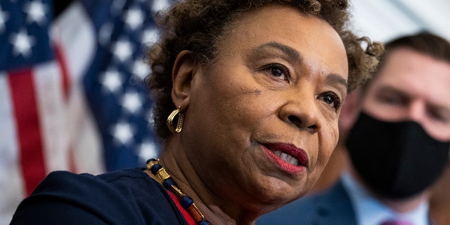 Rep. Barbara Lee, D-Kalifornië., conducts a news conference in the U.S. Capitol op Woensdag, Februarie 23, 2022.