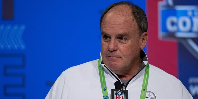 INDIANAPOLIS, IN - 행진 01: Pittsburgh Steelers general manager Kevin Colbert answers questions from the media during the NFL Scouting Combine on March 1, 2022, at the Indiana Convention Center in Indianapolis,에N. 
