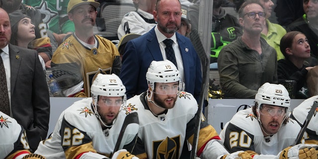 Pete Debor dari Vegas Golden Knights menyaksikan aksi dari belakang bangku cadangan melawan Dallas Stars di American Airlines Center pada 26 April 2022, di Dallas, Texas. 