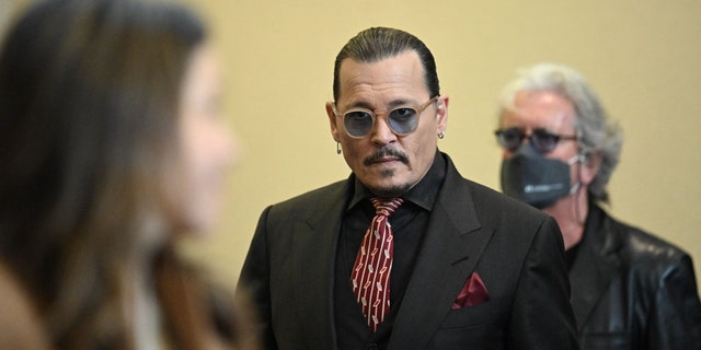 Johnny Depp mira a la sala del tribunal del circuit del comtat de Fairfax a Fairfax, Virgínia, el 3 de maig de 2022.