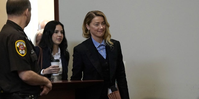 Amber Heard entra a la sala del tribunal del circuit del comtat de Fairfax a Fairfax, Virgínia, el 3 de maig de 2022.